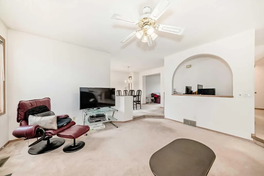 83 Hawkmount Green NW Calgary AB T3G 3T9