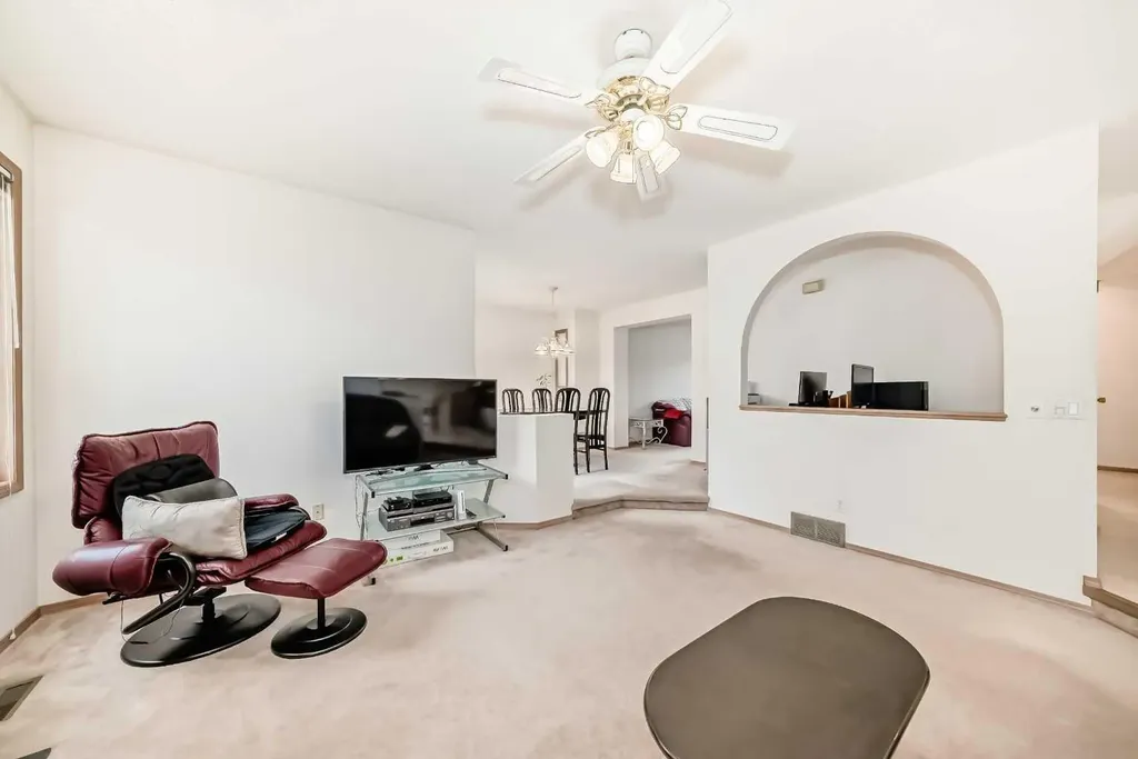 83 Hawkmount Green NW Calgary AB T3G 3T9