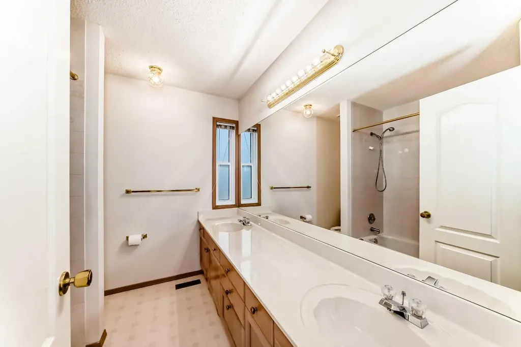 83 Hawkmount Green NW Calgary AB T3G 3T9