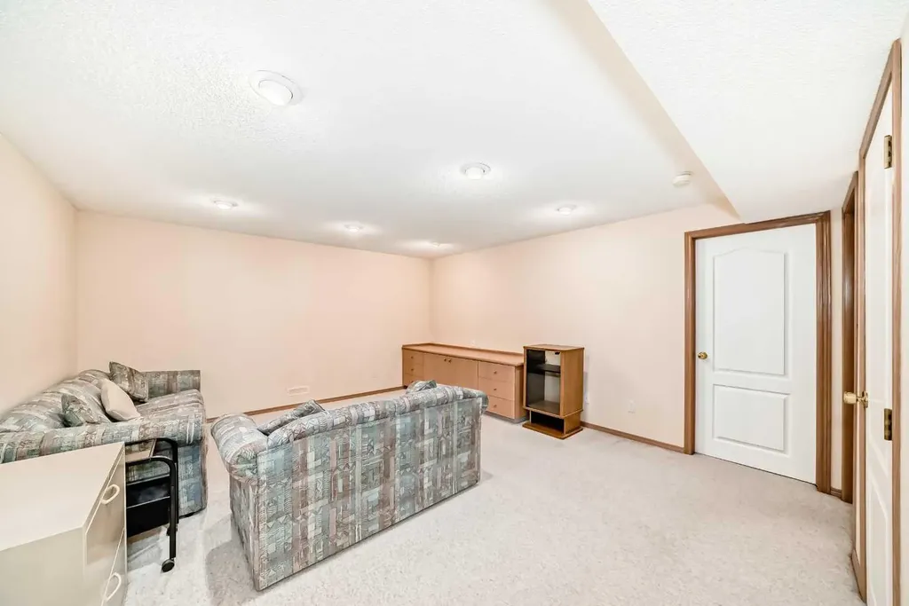 83 Hawkmount Green NW Calgary AB T3G 3T9