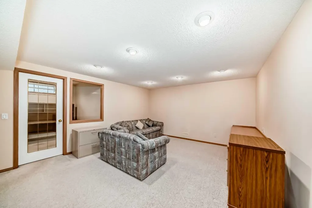 83 Hawkmount Green NW Calgary AB T3G 3T9