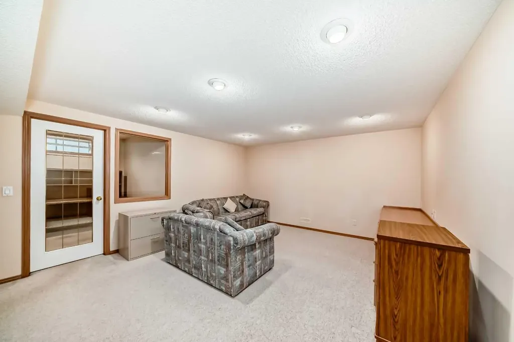 83 Hawkmount Green NW Calgary AB T3G 3T9