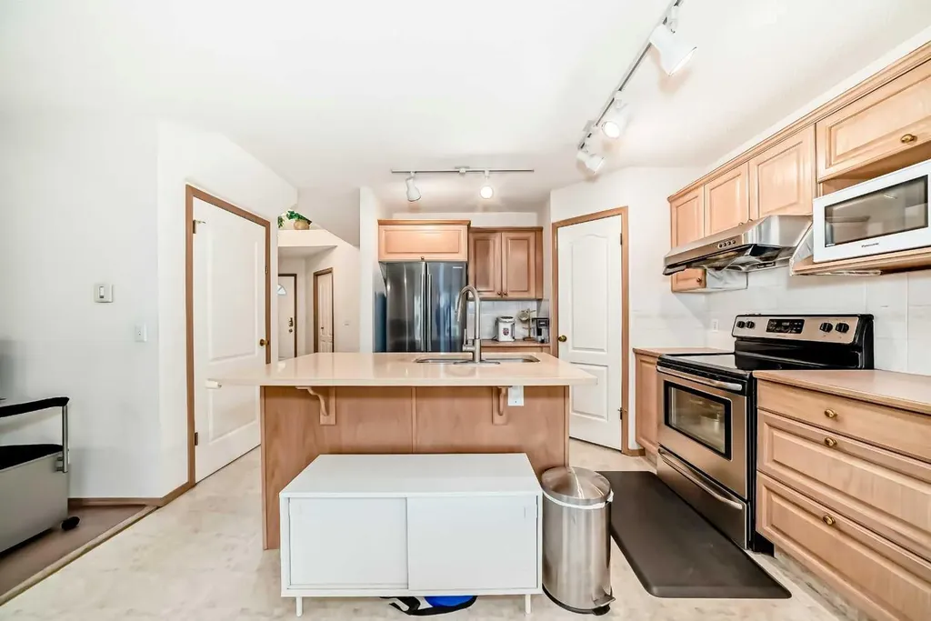 83 Hawkmount Green NW Calgary AB T3G 3T9