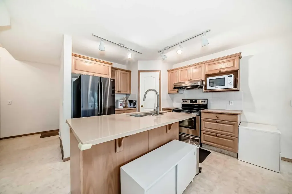 83 Hawkmount Green NW Calgary AB T3G 3T9