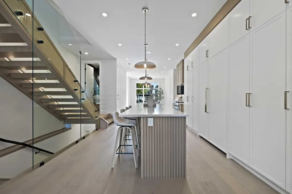 2708 18 Street NW Calgary AB T2M 3T8