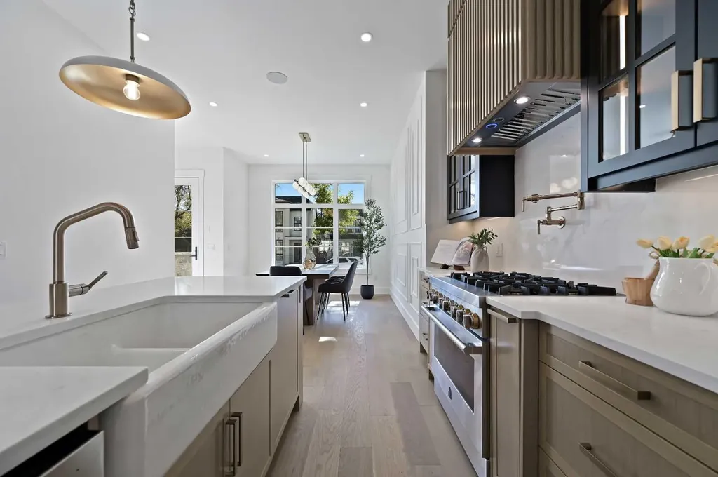 2708 18 Street NW Calgary AB T2M 3T8