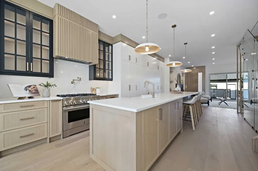 2708 18 Street NW Calgary AB T2M 3T8