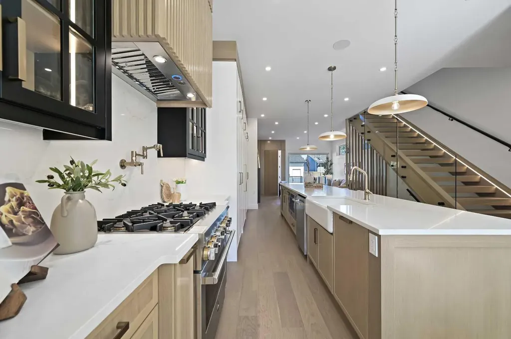 2708 18 Street NW Calgary AB T2M 3T8