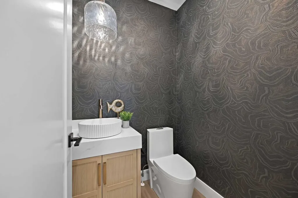 2708 18 Street NW Calgary AB T2M 3T8