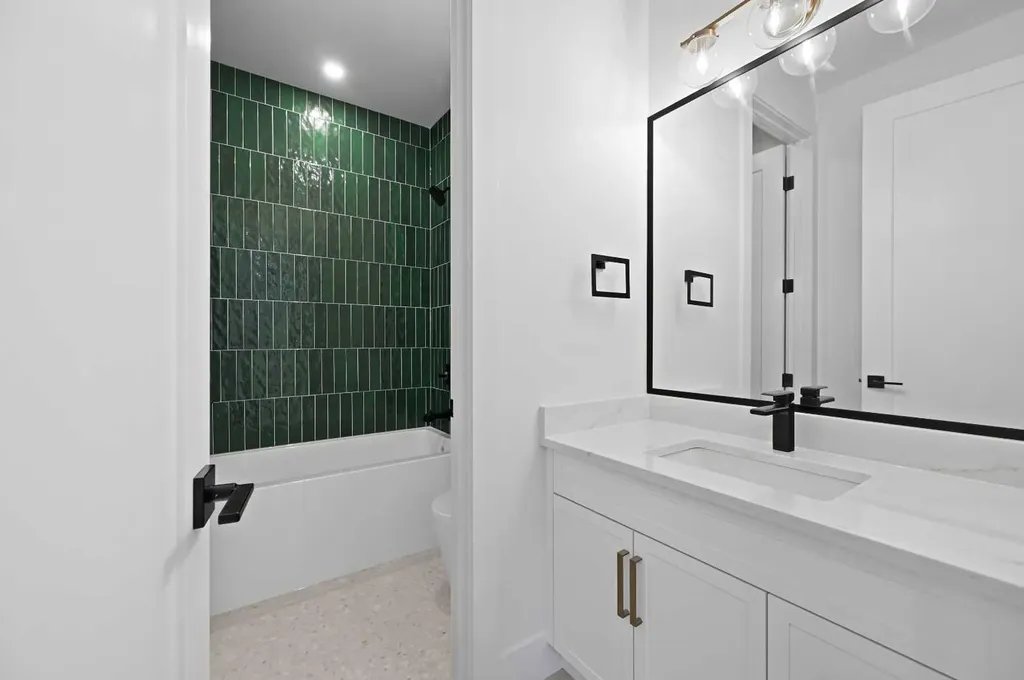 2708 18 Street NW Calgary AB T2M 3T8