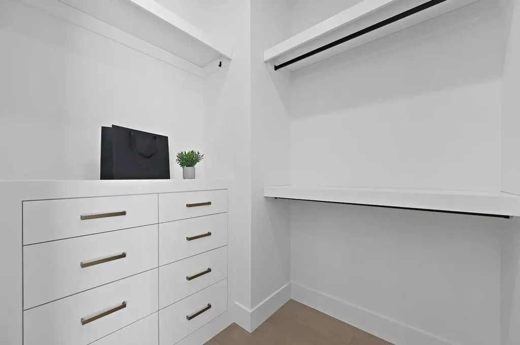 2708 18 Street NW Calgary AB T2M 3T8