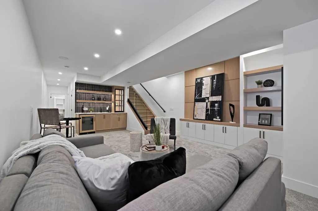 2708 18 Street NW Calgary AB T2M 3T8