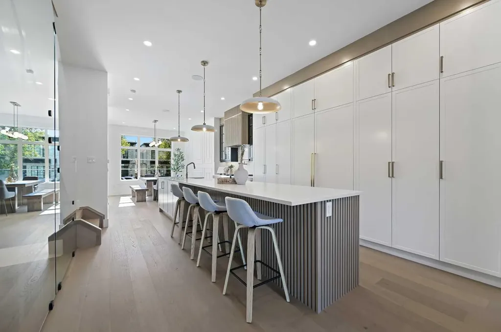 2708 18 Street NW Calgary AB T2M 3T8