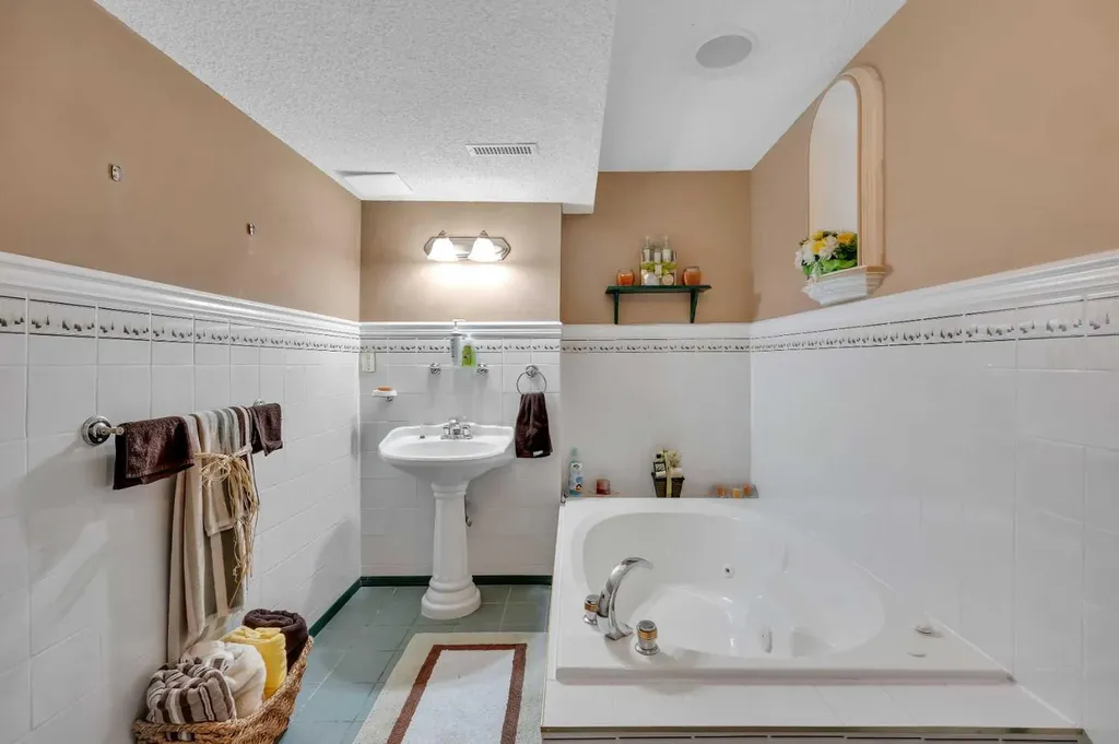 189 Applemead Close SE Calgary AB T2A 7S6