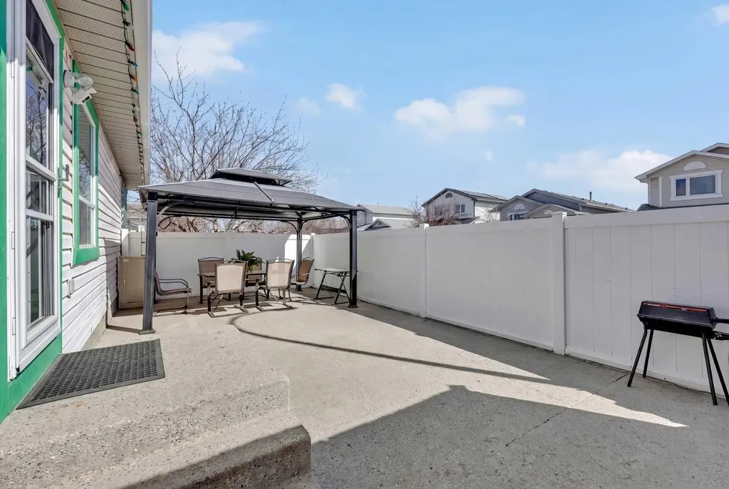 189 Applemead Close SE Calgary AB T2A 7S6