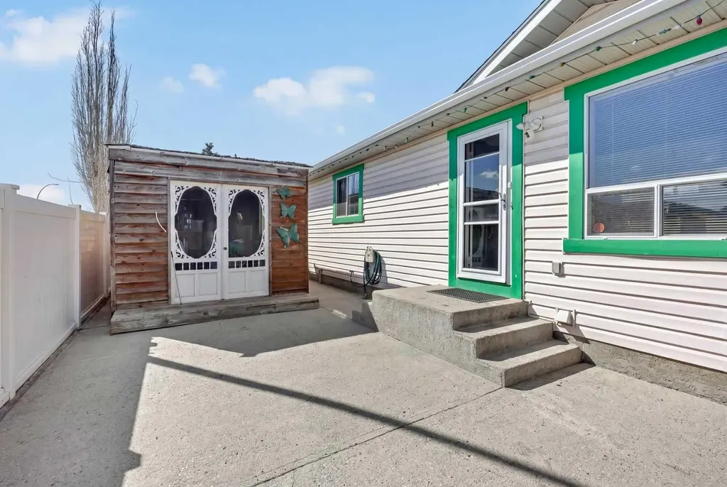 189 Applemead Close SE Calgary AB T2A 7S6