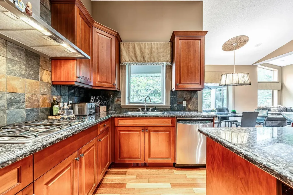 212 Aspen Meadows Place SW Calgary AB T5H 4T2