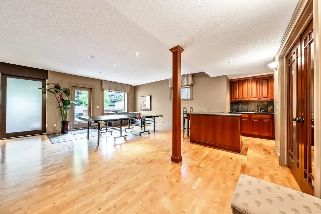 212 Aspen Meadows Place SW Calgary AB T5H 4T2
