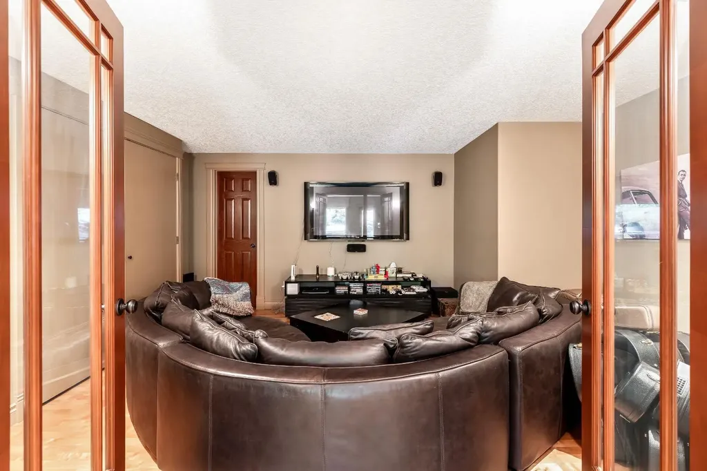 212 Aspen Meadows Place SW Calgary AB T5H 4T2