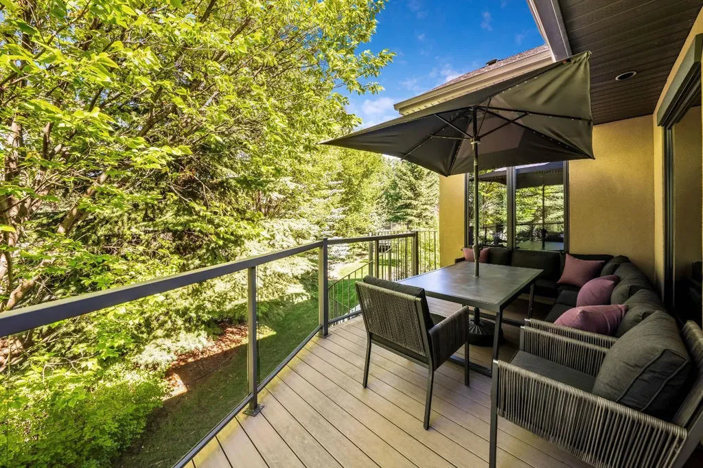 212 Aspen Meadows Place SW Calgary AB T5H 4T2