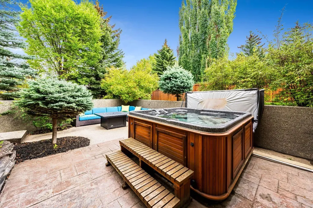 212 Aspen Meadows Place SW Calgary AB T5H 4T2