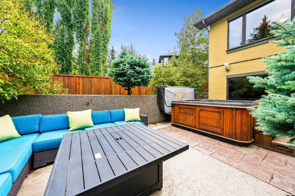 212 Aspen Meadows Place SW Calgary AB T5H 4T2