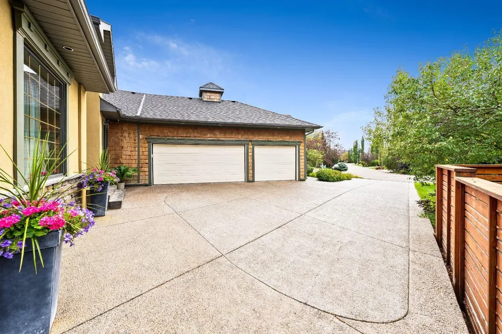 212 Aspen Meadows Place SW Calgary AB T5H 4T2
