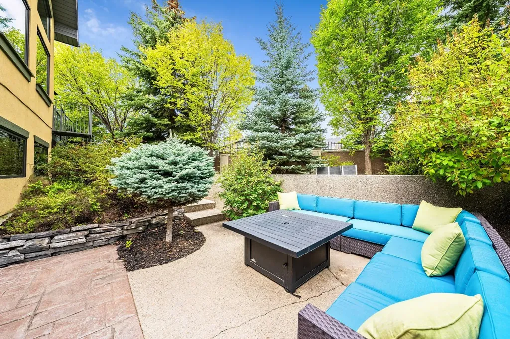 212 Aspen Meadows Place SW Calgary AB T5H 4T2