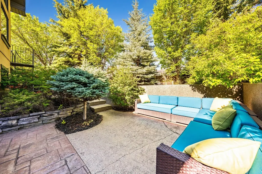 212 Aspen Meadows Place SW Calgary AB T5H 4T2