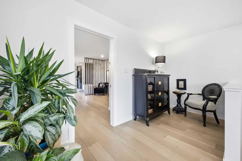 3817 18 Street SW Calgary AB T2T 4V2