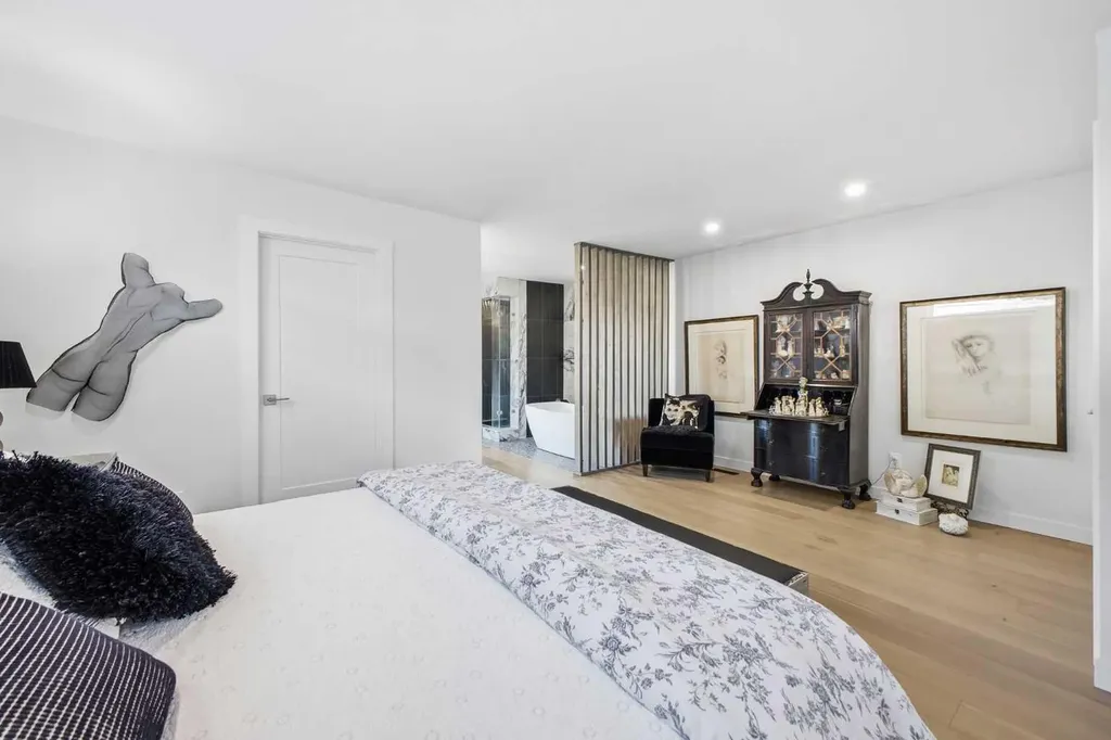 3817 18 Street SW Calgary AB T2T 4V2