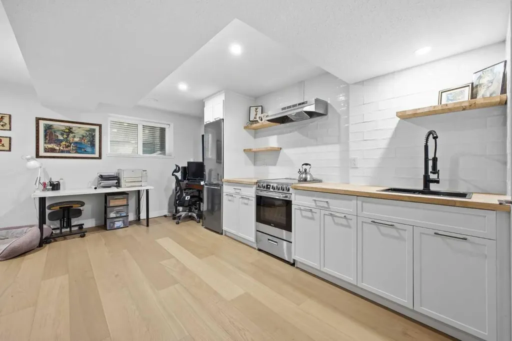 3817 18 Street SW Calgary AB T2T 4V2