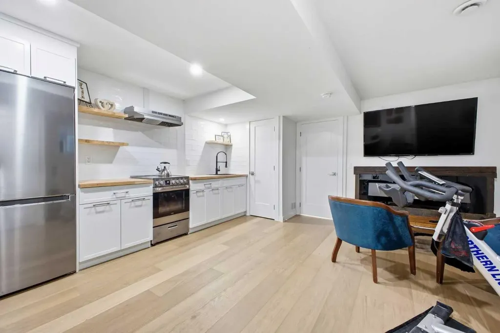 3817 18 Street SW Calgary AB T2T 4V2