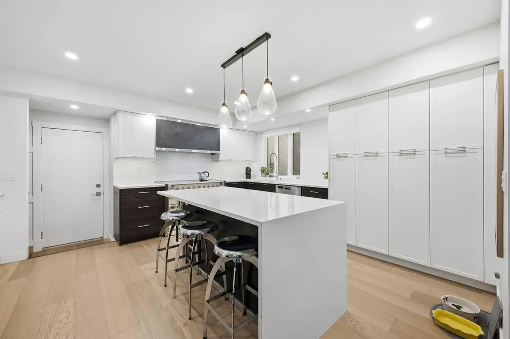 3817 18 Street SW Calgary AB T2T 4V2
