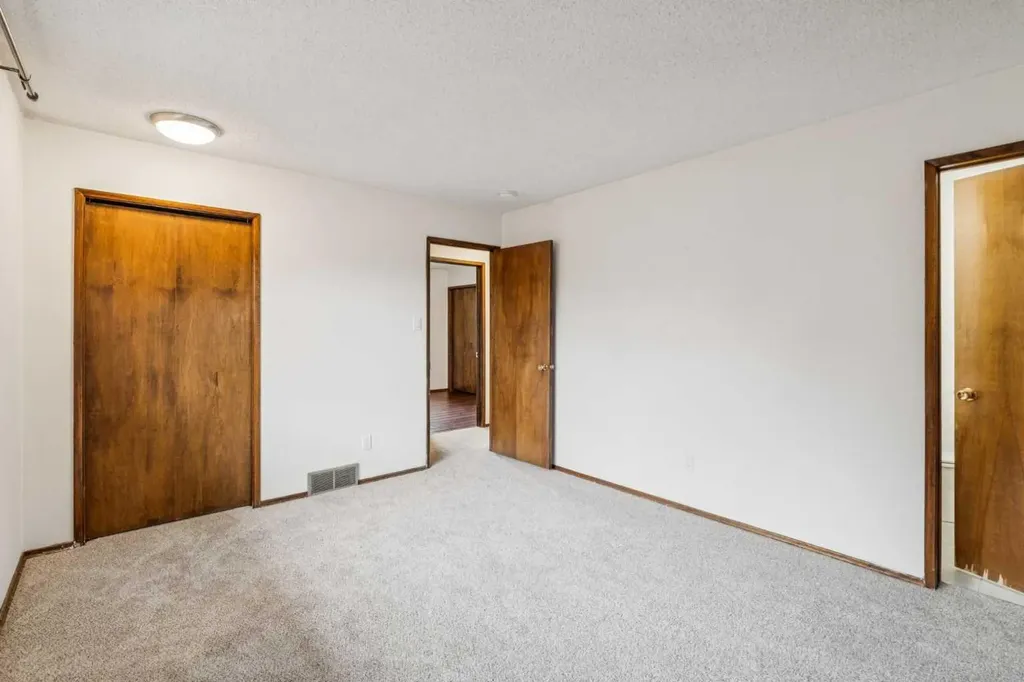1260 Lake Sylvan Drive SE Calgary AB T2J 3C8