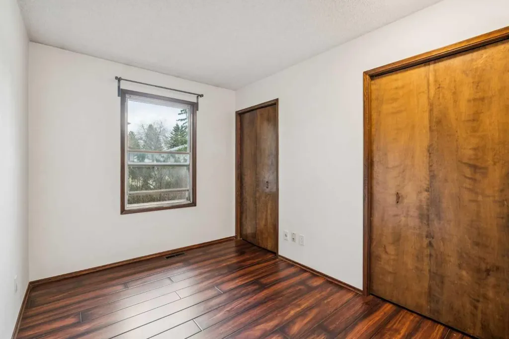 1260 Lake Sylvan Drive SE Calgary AB T2J 3C8