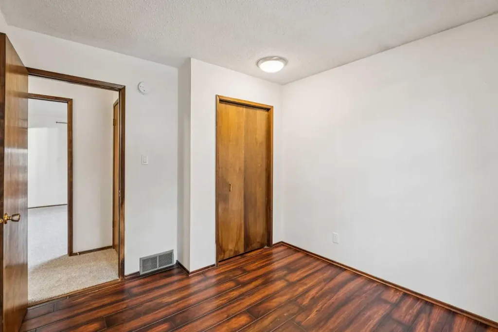 1260 Lake Sylvan Drive SE Calgary AB T2J 3C8