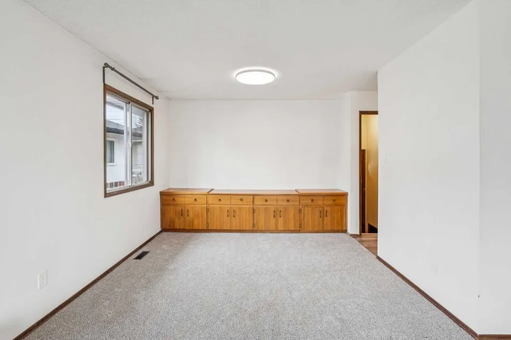 1260 Lake Sylvan Drive SE Calgary AB T2J 3C8