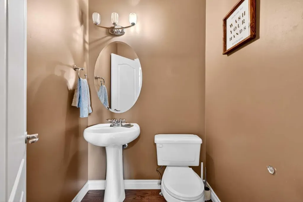 28 Heritage Lake Mews Heritage Pointe AB T1S 4J7