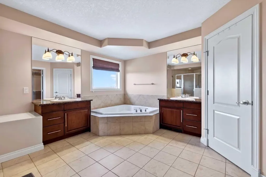 28 Heritage Lake Mews Heritage Pointe AB T1S 4J7