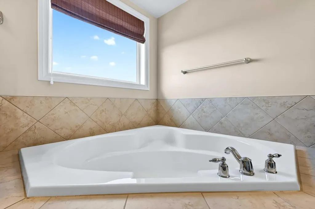 28 Heritage Lake Mews Heritage Pointe AB T1S 4J7