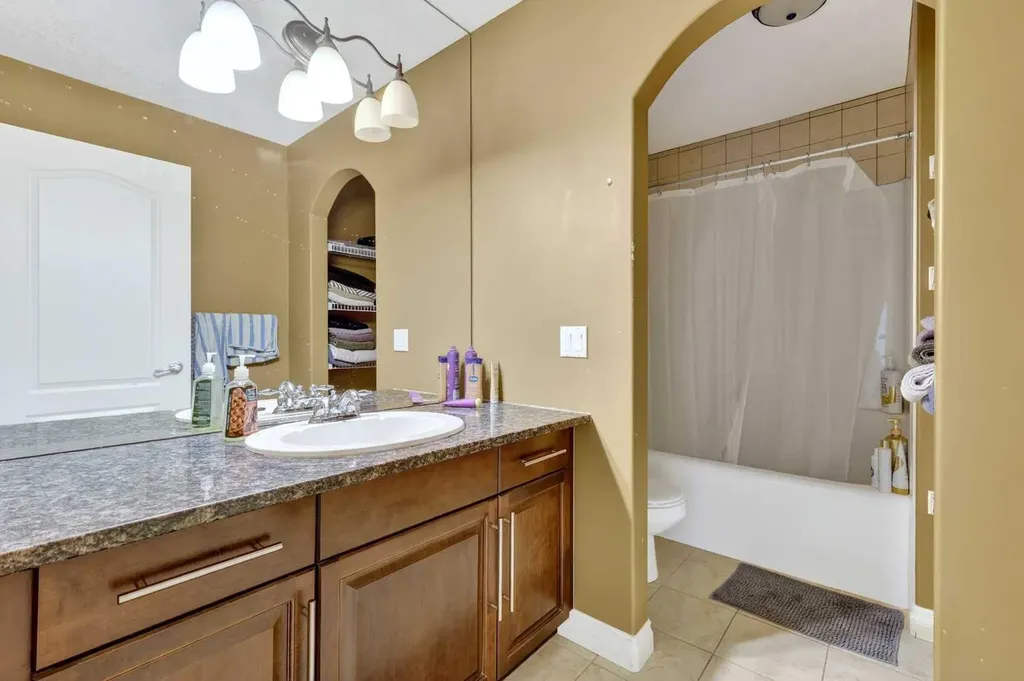 28 Heritage Lake Mews Heritage Pointe AB T1S 4J7
