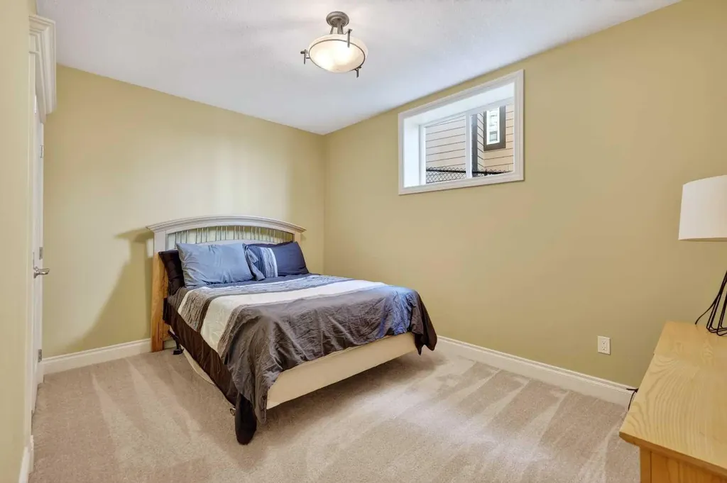28 Heritage Lake Mews Heritage Pointe AB T1S 4J7