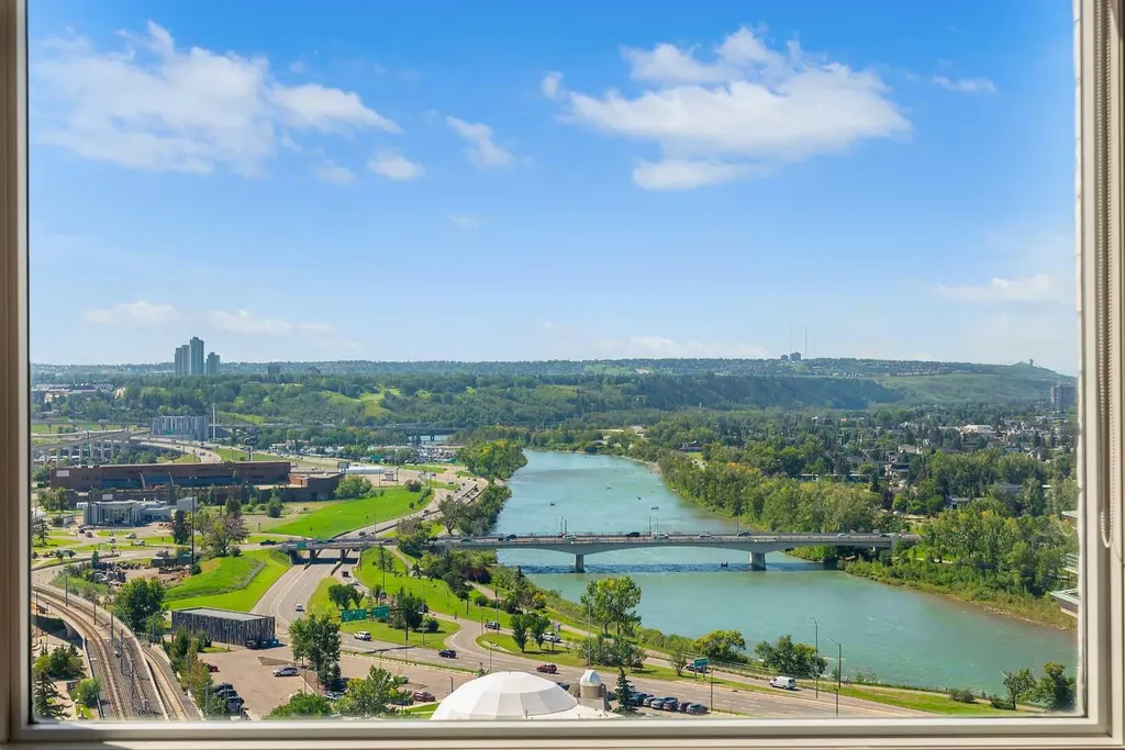 683 10 Street SW Calgary AB T2P 5H3