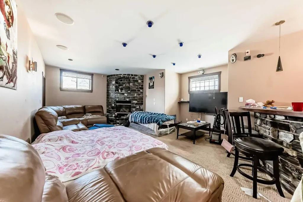 602 Wentworth Place SW Calgary AB T3H 4N8
