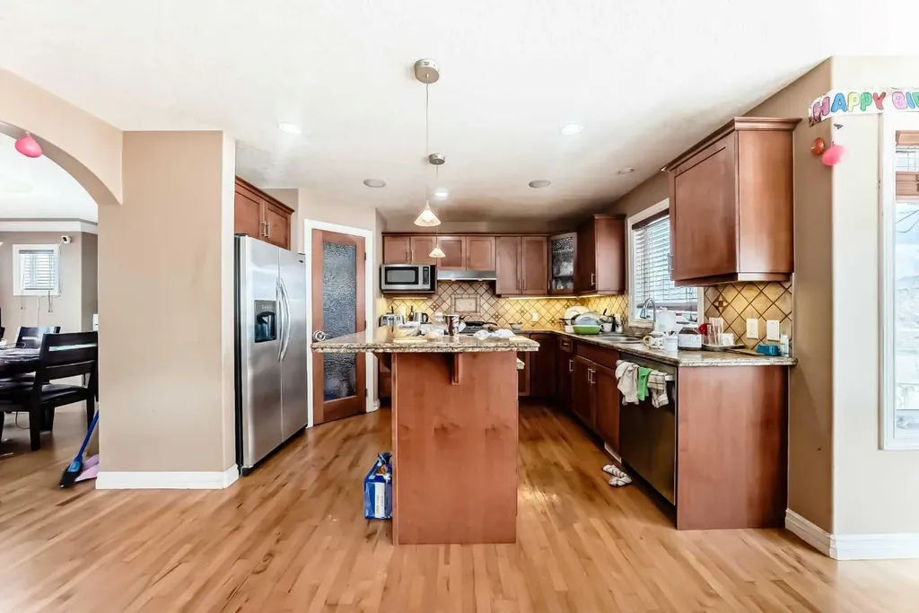602 Wentworth Place SW Calgary AB T3H 4N8
