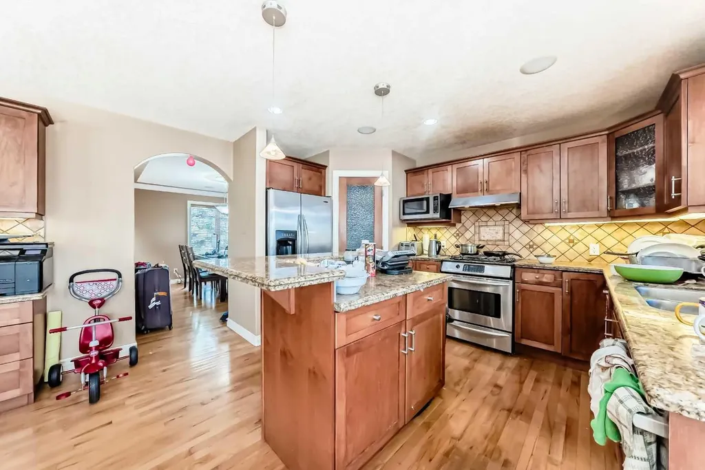 602 Wentworth Place SW Calgary AB T3H 4N8