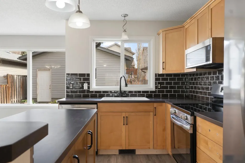 202 Sunset Heights Cochrane AB T4C0C9
