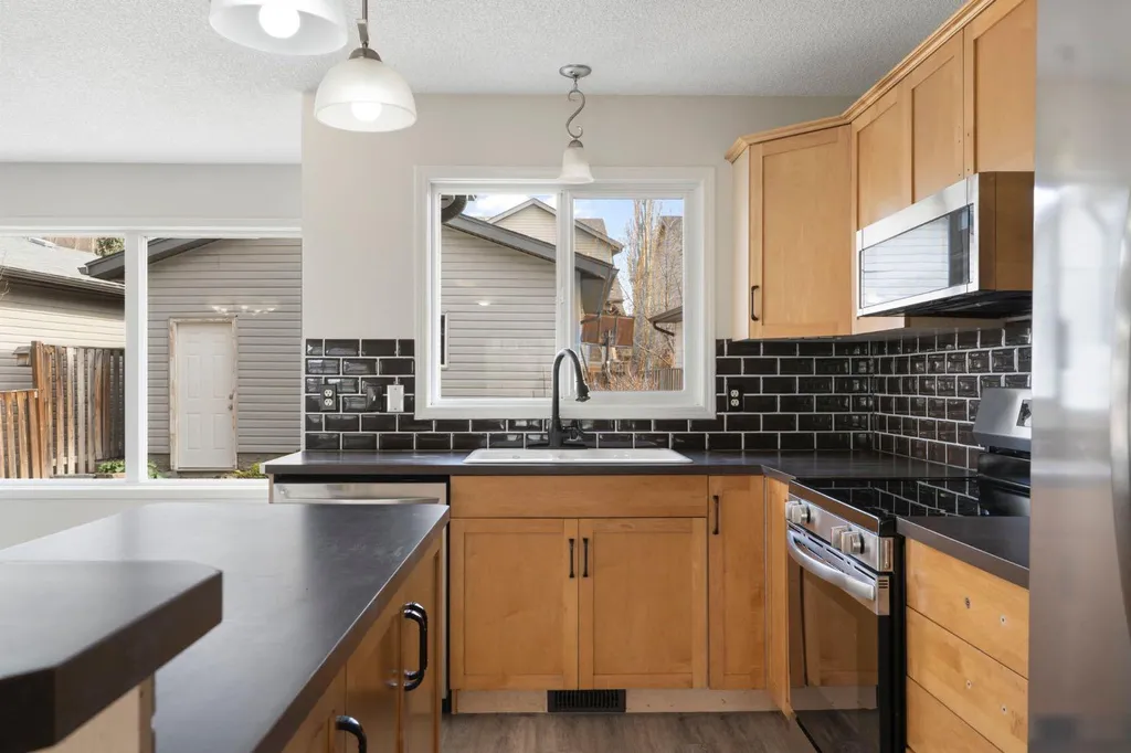 202 Sunset Heights Cochrane AB T4C0C9