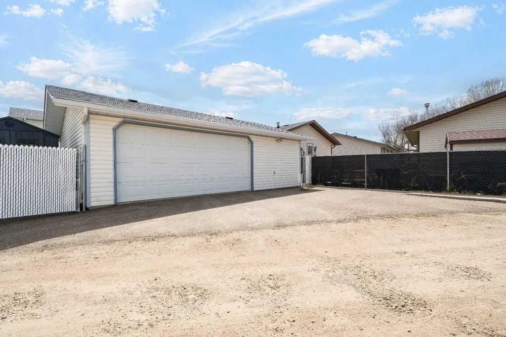 10 Rossmere Place SE Medicine Hat AB T1B2L6